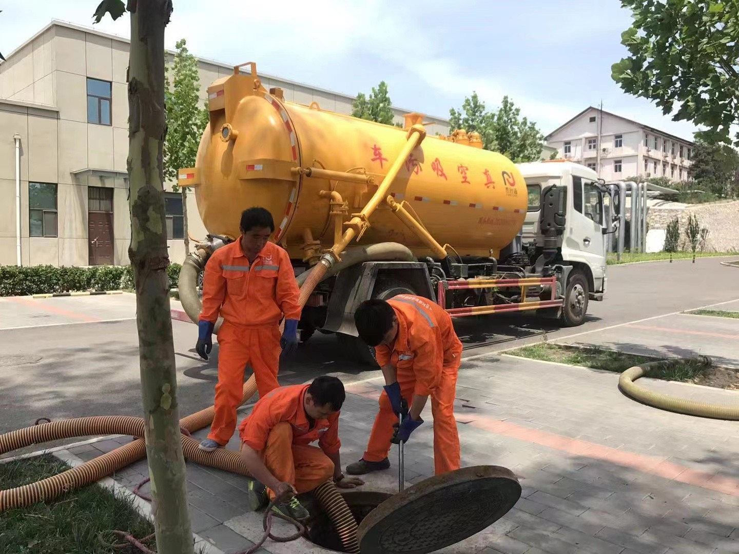 芒康管道疏通车停在窨井附近