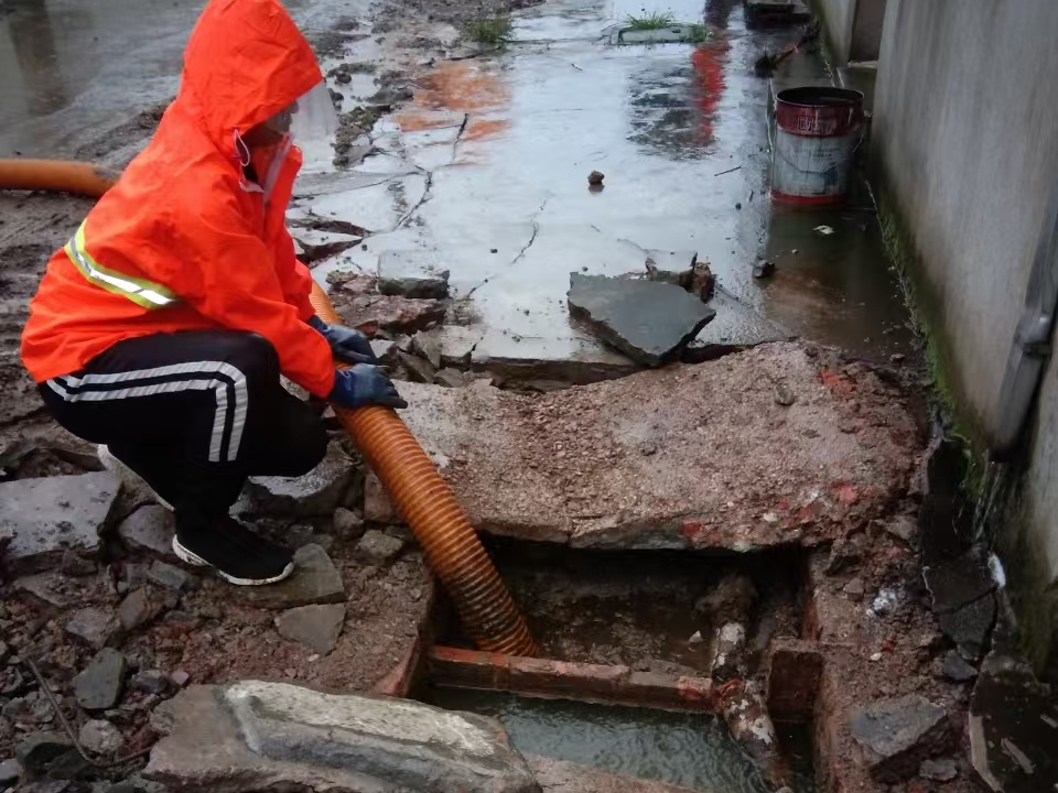 芒康专业清理污水池 炜誉市政以规范流程守护城市 “肠道”